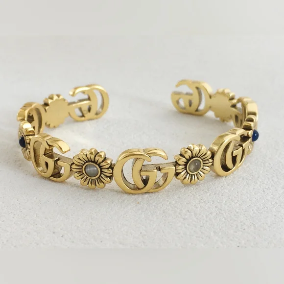 Auth. Gucci GG Marmont flower cuff bracelet in aged gold-tone metal - Picture 3 of 16